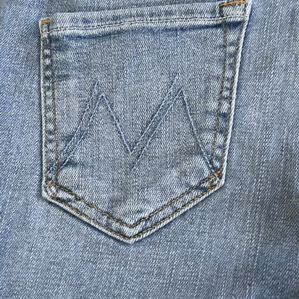 MOTHER NWT Size 25 The Runaway Step Fray Flare Leg Frayed Hem Light Blue Jeans - Picture 6 of 13